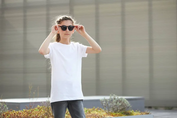 Menina Criança Vestindo Shirt Branca Com Espaço Para Seu Logotipo — Fotografia de Stock