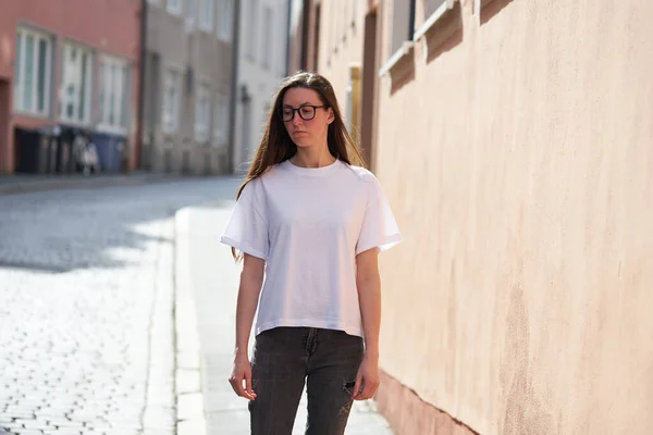 Vrouw Wit Leeg Shirt Draagt Bril Stad — Stockfoto