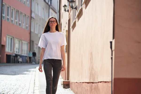 Frau Weißem Shirt Mit Brille Der Stadt — Stockfoto