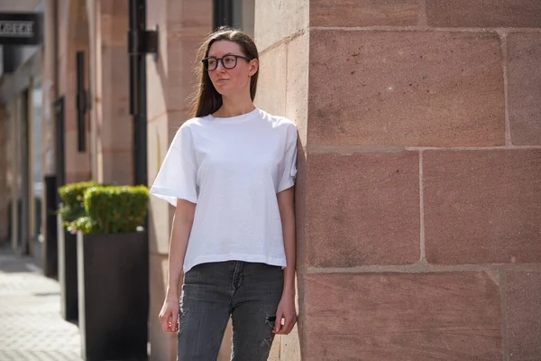 Vrouw Wit Leeg Shirt Draagt Bril Stad — Stockfoto