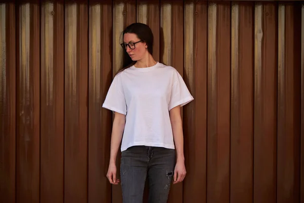 Woman White Blank Shirt Wearing Glasses City — Stock Photo, Image