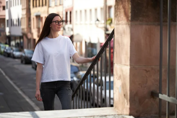 Vrouw Wit Leeg Shirt Draagt Bril Stad — Stockfoto