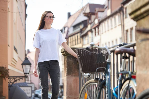 Mulher Branco Shirt Usando Óculos Cidade — Fotografia de Stock