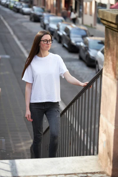 Mulher Branco Shirt Usando Óculos Cidade — Fotografia de Stock