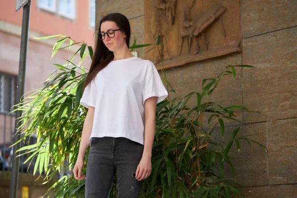 Vrouw Wit Leeg Shirt Draagt Bril Stad — Stockfoto