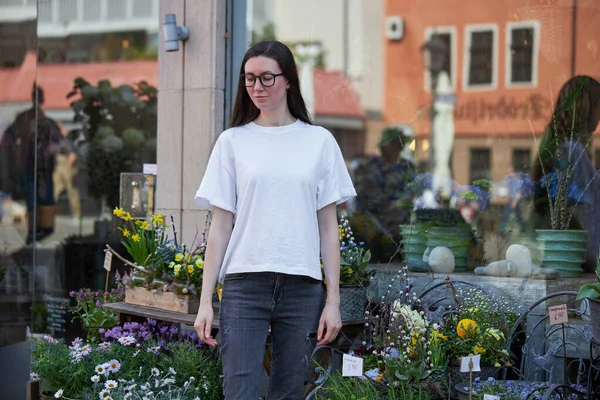 Frau Weißem Shirt Mit Brille Der Stadt — Stockfoto