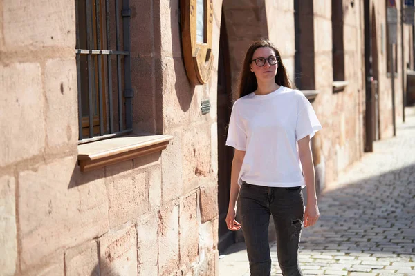 Frau Weißem Shirt Mit Brille Der Stadt — Stockfoto