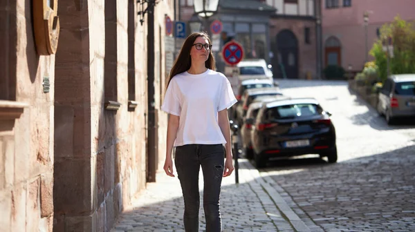 Mulher Branco Shirt Usando Óculos Cidade — Fotografia de Stock