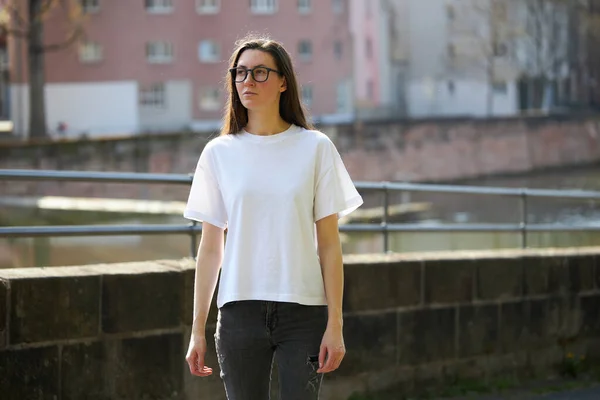 Vrouw Wit Leeg Shirt Draagt Bril Stad — Stockfoto