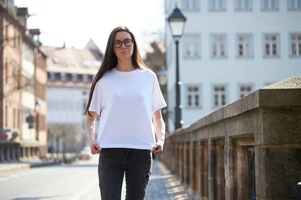 街中で眼鏡をかけた白いTシャツの女 — ストック写真