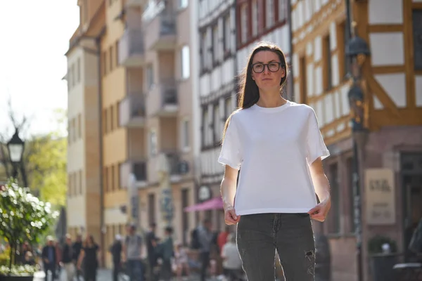 街中で眼鏡をかけた白いTシャツの女 — ストック写真