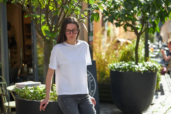 Γυναίκα Λευκό Λευκό Λευκό Shirt Φορώντας Γυαλιά Στην Πόλη — Φωτογραφία Αρχείου
