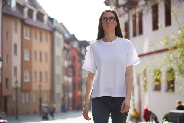 Mulher Branco Shirt Usando Óculos Cidade — Fotografia de Stock