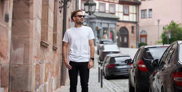 Weißes Blanko Shirt Auf Einem Hipster Gutaussehenden Männlichen Modell Mit — Stockfoto