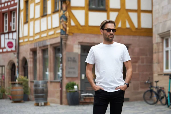 Shirt Blanc Blanc Sur Beau Modèle Masculin Hipster Avec Espace — Photo