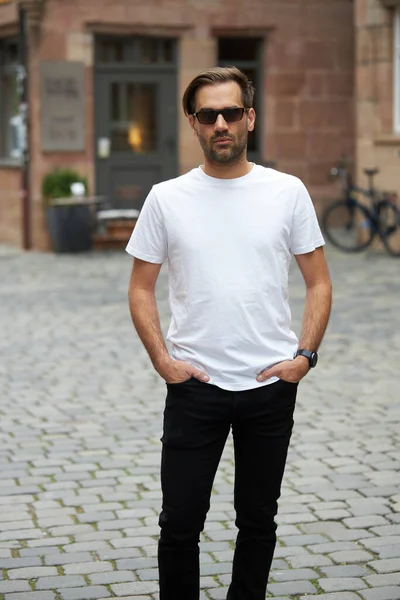 Weißes Blanko Shirt Auf Einem Hipster Gutaussehenden Männlichen Modell Mit — Stockfoto