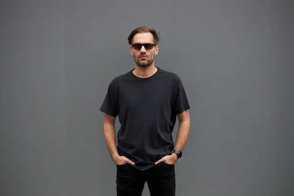 Schwarzes Leeres Shirt Auf Hipster Modell Mit Platz Für Ihr — Stockfoto