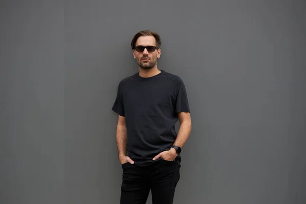 Schwarzes Leeres Shirt Auf Hipster Modell Mit Platz Für Ihr — Stockfoto