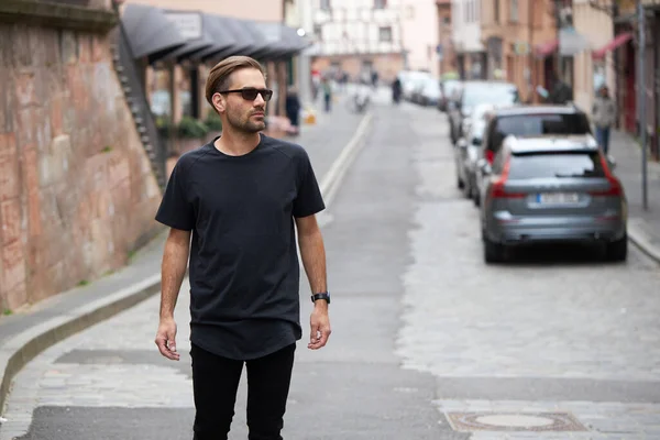 Schwarzes Leeres Shirt Auf Hipster Modell Mit Platz Für Ihr — Stockfoto