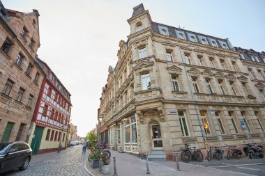 Furth, Almanya - 30 Nisan 2022: Fachwerk teknolojisi ile yapılan evler Furth 'ün tarihi merkezi