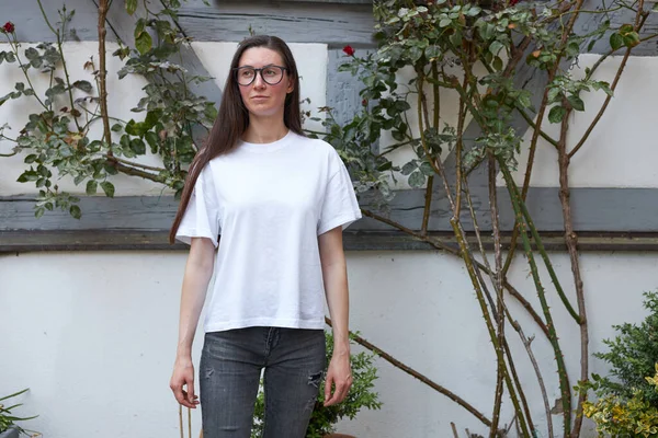 Vrouw Met Wit Shirt Stad — Stockfoto