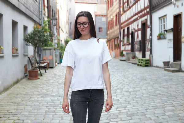 Kvinna Bär Vit Shirt Staden — Stockfoto