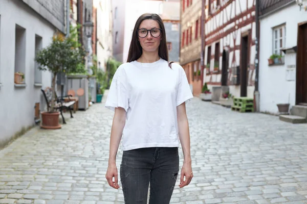 街中に白いTシャツを着た女性 — ストック写真