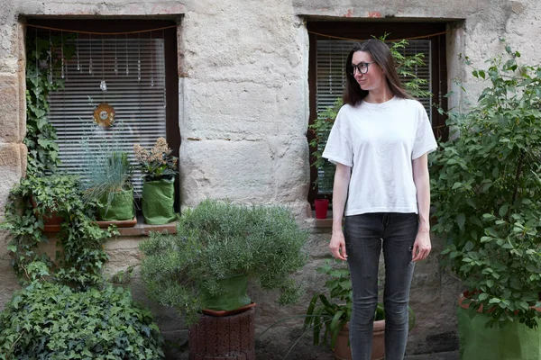 Woman Wearing White Shirt City — Fotografia de Stock