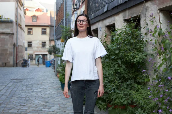 Vrouw Met Wit Shirt Stad — Stockfoto