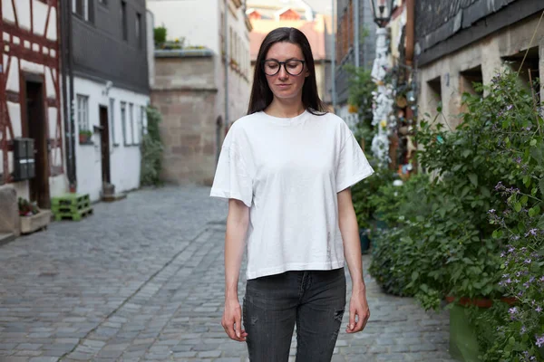 Γυναίκα Που Φοράει Λευκό Μπλουζάκι Στην Πόλη — Φωτογραφία Αρχείου