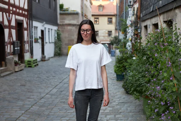 Γυναίκα Που Φοράει Λευκό Μπλουζάκι Στην Πόλη — Φωτογραφία Αρχείου