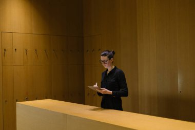 Minimalist ofis çalışma alanında tablet bilgisayar kullanan kadın