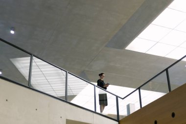 Minimalist ofis çalışma alanında tablet bilgisayar kullanan kadın