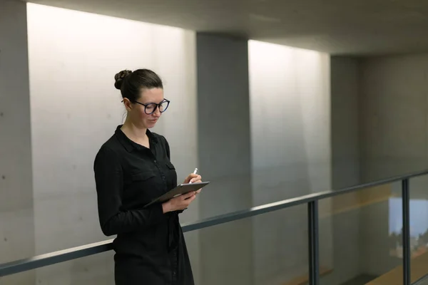 Frau Arbeitet Mit Tablet Minimalistischem Büro Arbeitsplatz — Stockfoto