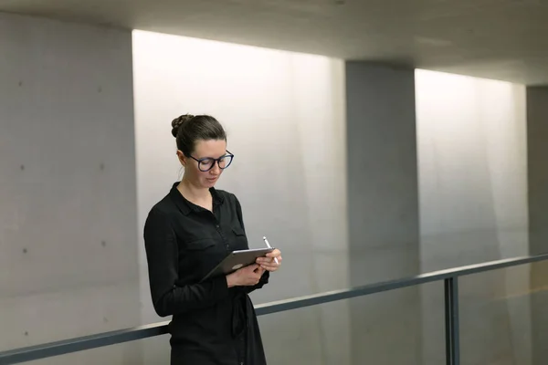 Vrouw Werkend Met Tablet Minimalistische Kantoorruimte — Stockfoto