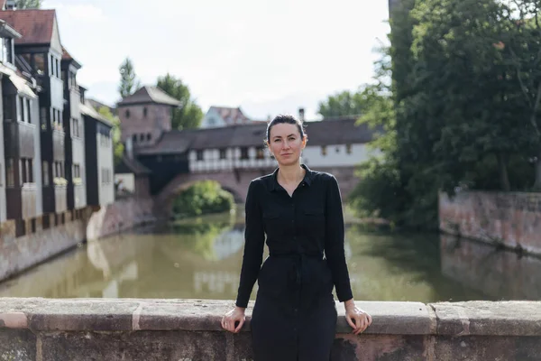 Minimalist ofis çalışma alanında tablet bilgisayar kullanan kadın