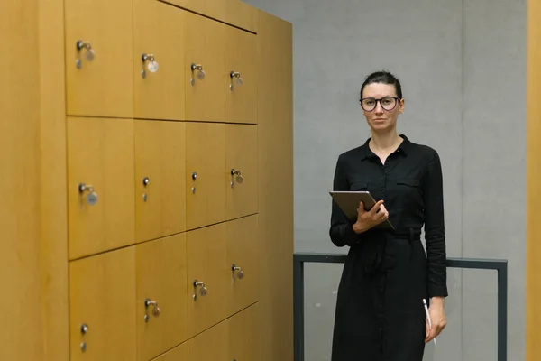 Frau Arbeitet Mit Tablet Minimalistischem Büro Arbeitsplatz — Stockfoto