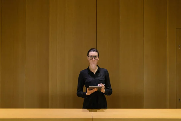 Frau Arbeitet Mit Tablet Minimalistischem Büro Arbeitsplatz — Stockfoto