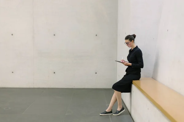 Femme Travaillant Utilisant Une Tablette Dans Espace Travail Bureau Minimaliste — Photo