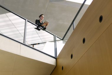 Minimalist ofis çalışma alanında tablet bilgisayar kullanan kadın