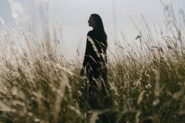 Akşamları buğday tarlasında yürüyen bir kadın dinleniyor.