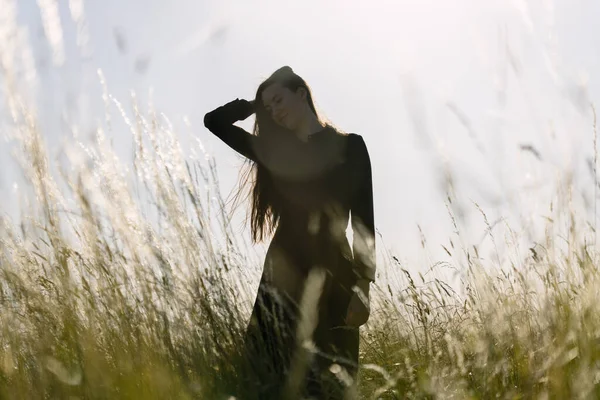 Mujer Caminando Campo Trigo Por Noche Relajándose — Foto de Stock