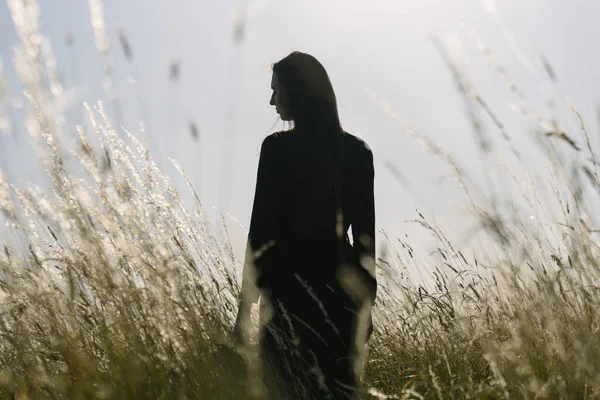 Femme Marchant Dans Champ Blé Dans Soirée Détente — Photo