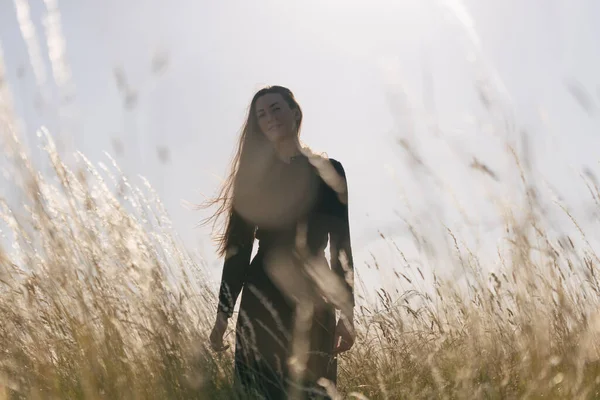 Mujer Caminando Campo Trigo Por Noche Relajándose — Foto de Stock