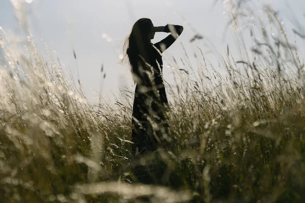 Kobieta Spacerująca Wieczorem Polu Pszenicy Relaksuje Się — Zdjęcie stockowe