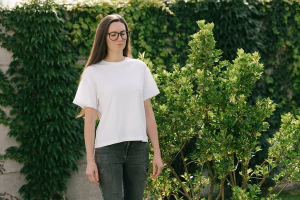 Woman Wearing White Shirt Space Logo Design Park Summer — стоковое фото