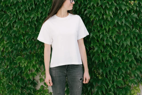 Woman Wearing White Shirt Space Logo Design Park Summer — Zdjęcie stockowe