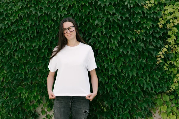 Woman Wearing White Shirt Space Logo Design Park Summer — Fotografia de Stock