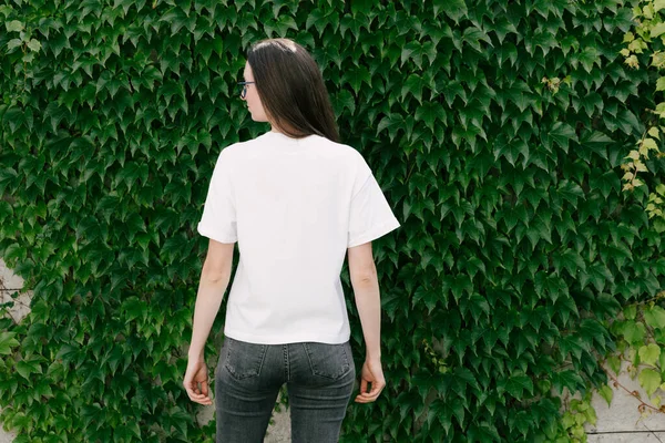 Woman Wearing White Shirt Space Logo Design Park Summer — Zdjęcie stockowe