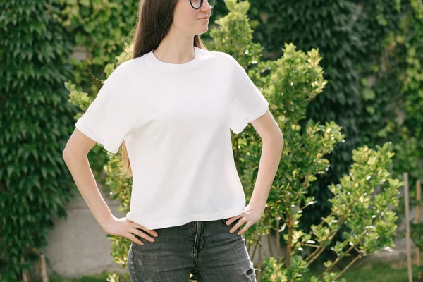 Woman Wearing White Shirt Space Logo Design Park Summer — 스톡 사진